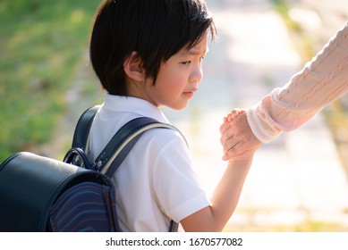 Asian Child Feeling Sad When Go To School With Mother