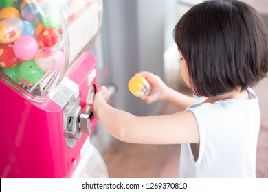 Asian Children Playing Toy Vending Machine, Dispenser Toy, Gumball Machine