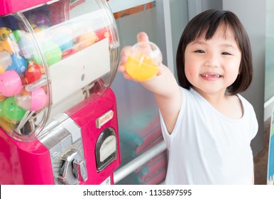 Asian Children Show Capsule Toy, Toy Vending Machine, Dispenser Toy, Gumball Machine