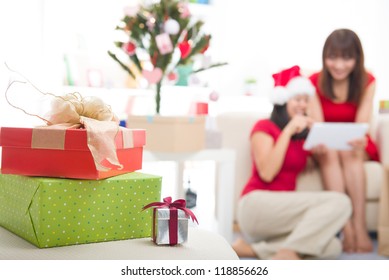 Asian Christmas Friends Doing Online Shopping Candid Photo,focus On Front