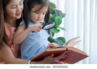 Asian Cute Little Girl And Mom Using Magnifying Glass To Identify Object, And Enjoy This Activity Together, Relationship Between Mother And Child Concept