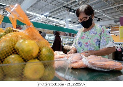 Asian Elderly Woman Wearing A Mask Shopping At A Convenience Store During The Coronavirus Covid 19 Epidemic