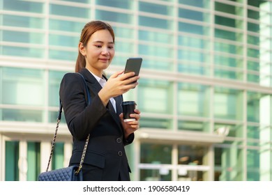 歩きスマホ の写真素材 画像 写真 Shutterstock