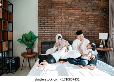 Malay Muslim Family Images Stock Photos Vectors Shutterstock