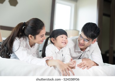 Asian Family Happy Parents Children Bed Stock Photo 524338936 ...