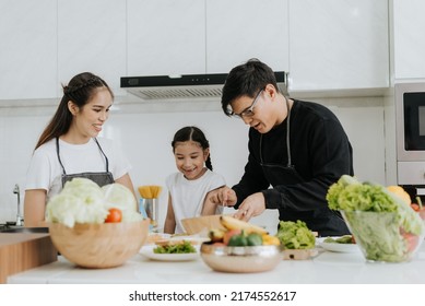 8 Mom And Dad Talking With Teenage Daughter Outside Images, Stock ...