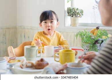 朝食を取るアジアの家族