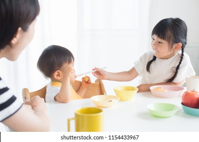 日本人 家族 食事 Images Stock Photos Vectors Shutterstock