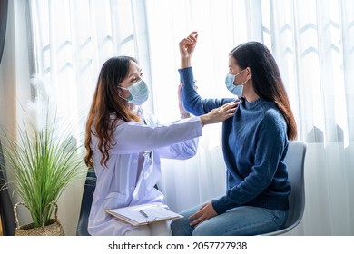  Asian Female Doctor Treating A Female Patient With Shoulder Pain, Tess Raised His Arm For Office Syndrome In A Hospital. 