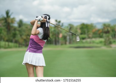 Asiatische Golfer-Swingclub auf Golfplatz grün mit Kopienraum.