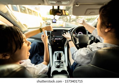 Asian Female Student And Woman Driver Stuck In A Traffic Jam In The City In The Morning Rush Hour,angry Child Girl Is Quarrel And Arguing With Her Mother,running Late To School,traffic Problems