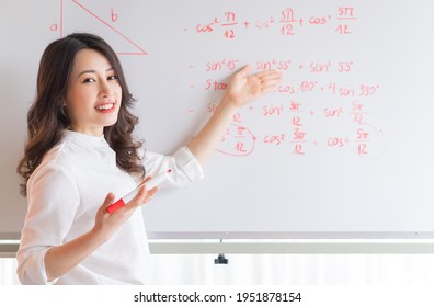 The Asian Female Teacher Is Rewriting The Lecture On The Board
