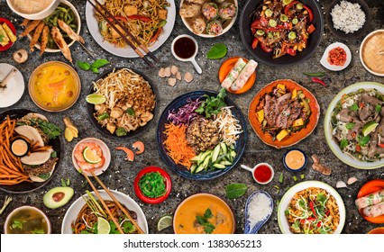asiatischer Hintergrund mit verschiedenen Zutaten auf rustikalem Steinhintergrund, Draufsicht. Vietnam und thailändische Küche.