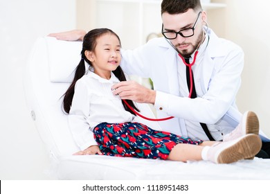 Asian Girl Aged 6 Years Are Now Giving Their Doctor An Annual Checkup In A Quality Hospital. There Is A Good Measure Of Care. For Physical Examination Growth Assessment And Monitor Development.