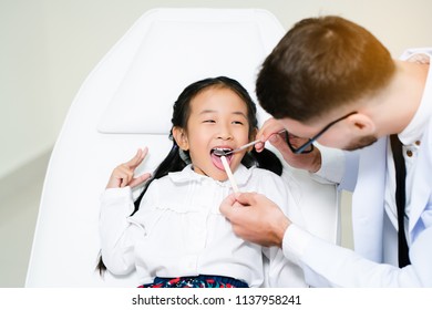 Asian girl aged 6 years are providing an annual oral health examination at a qualified hospital. Have a good doctor. For physical examination, assessment, growth and development monitoring.