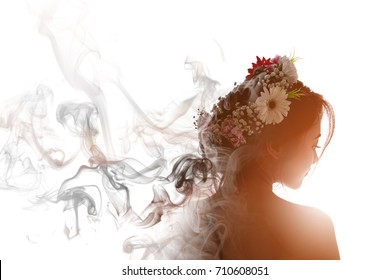 Menina asiática é bonita e encantadora com flores coroa. Ela está evaporando em fumaça de perfume. Estilo de luz flare.
