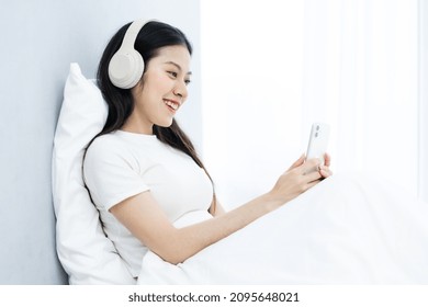 Asian Girl Image, Relax Listening To Music