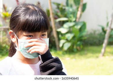 Asian Girls Wear A Mask Pretending To Stink Smoke And Pollution.