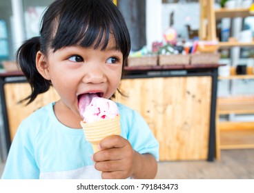 asiatisches Kind, das Eis isst 