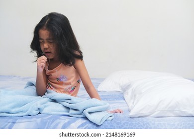 Asian Kid Girl Wake Up In The Night And Got Coughs