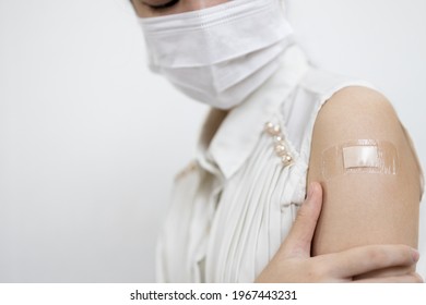 Asian Lady Girl With A Fever,physical Illness,vaccination Side Effects,pain At The Injection Site,pain In Shoulder Or Arm After Receiving COVID-19 Vaccine,the Lethal Effects Of Anti-Coronavirus Drugs