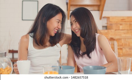 Lesbian Nipple Play Porn Pics