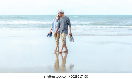 Asiatisches Lifestyle Seniorenpaar kühle am Strand glücklich in Liebe romantisch und entspannen Sie Zeit nach der Pension. Tourismus ältere Menschen Reisen Familie Reisen Freizeit und Aktivität nach dem Ruhestand