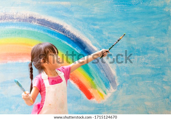Niña Asiática Está Pintando El Colorido Arco Iris Y El Cielo En La