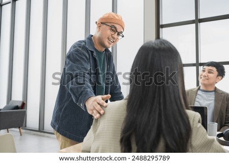 Asian male businessman sends encouragement to friend Join the meeting happily, brainstorm and talk about analysis, innovation, and collaboration. online business Sales techniques strategic planning