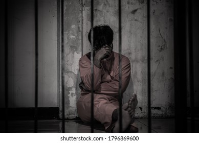 Asiatischer Mann verzweifelt im eisernen Gefängnis, Gefangenenkonzept, Thailand und Menschen,Hoffnung auf Freiheit, im Gefängnis inhaftierte schwere Gefangene