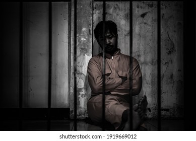 Asiatischer Mann verzweifelt im eisernen Gefängnis, Gefangenenkonzept, Thailand und Menschen,Hoffnung auf Freiheit, im Gefängnis inhaftierte schwere Gefangene