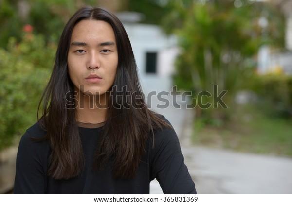 Asian Man Long Hair Outdoors Stockfoto Jetzt Bearbeiten
