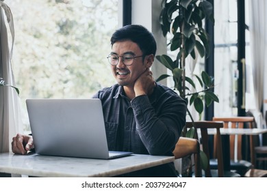asiatischer Mann Arbeit mit Computer Hand tippen Laptop-Tastatur kontaktieren Sie uns.Studentenlernunterricht online.Erwachsene professionelle Menschen chattieren Suche bei office.concept for technology business