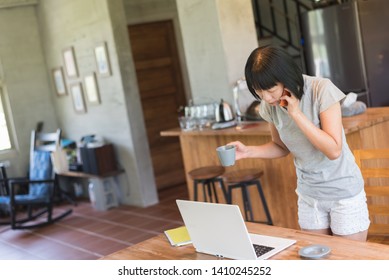 Femme adulte asiatique parlant sur un smartphone, concept de travail à la maison