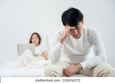Asian men are sitting stressed about having sex with their wife. Which is caused by inefficiency Sexual And stress from work Eating food that is useless May cause divorce, should consult a doctor