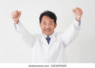 Los intestinos de los médicos asiáticos de mediana edad representan gesto con antecedentes blancos