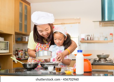 Asian Mother Daughter Enjoy Making Pancake Stock Photo 436702960 ...