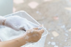 Asiatische Mutter Wäscht Ihre Kinder In Der Schule Weiße Socken Mit Händewaschmittel