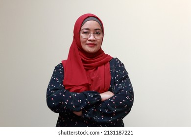 An Asian Muslim Lady Standing With Her Arms Crossed And Confidence Expression On Her Face.