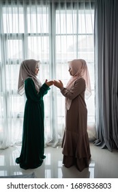 Asian Muslim Woman Say Salam When Meeting Her Friend When She Enters Through The Door