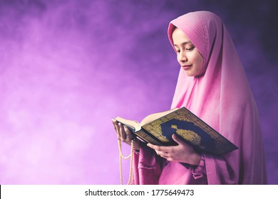 3,957 Woman Muslim Reading Holy Quran Images, Stock Photos & Vectors ...