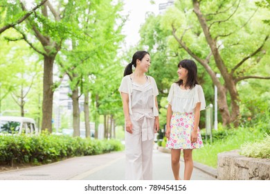  Asian Parent And Daughter Who Is Relaxed