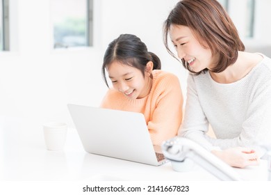  Asian Parent And Daughter,laptop Computer,