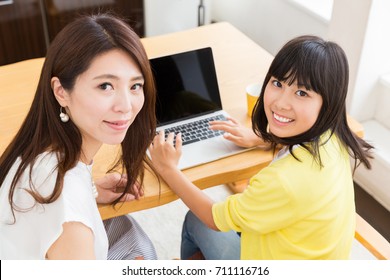  Asian Parent And Daughter,laptop Computer,