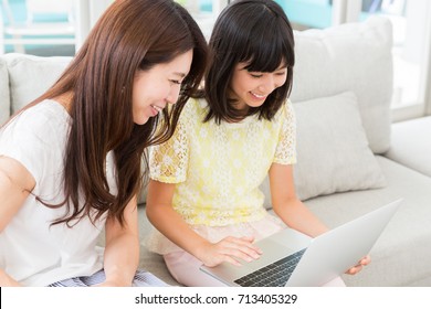  Asian Parent And Daughter,laptop Computer,