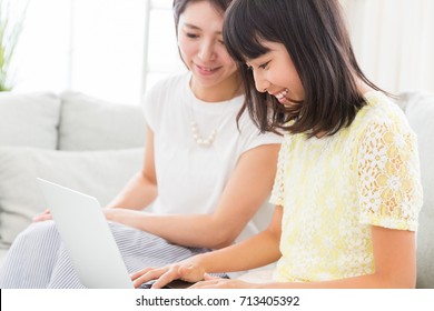  Asian Parent And Daughter,laptop Computer,