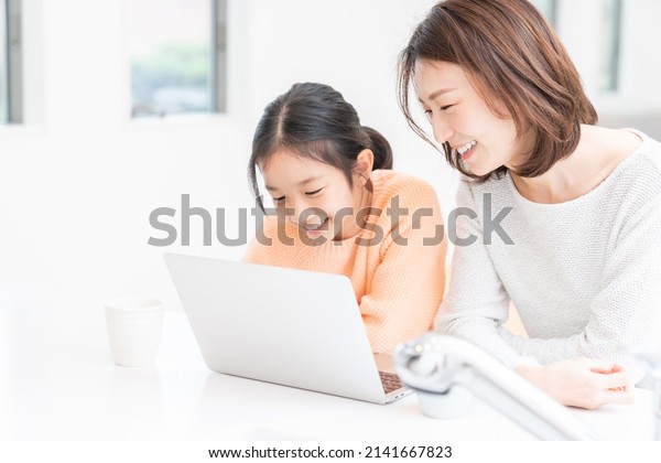  asian parent\
and daughter,laptop computer,