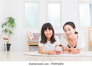  Asian Parent And Daughter,smart Phone