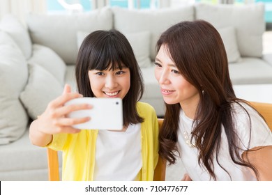  Asian Parent And Daughter,smart Phone,selfie