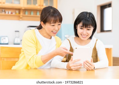  asian parent and daughter,tablet computer